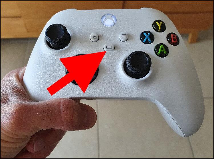 כפתור השיתוף בשלט של קונסולות המשחק Xbox Series S ו- Xbox Series X