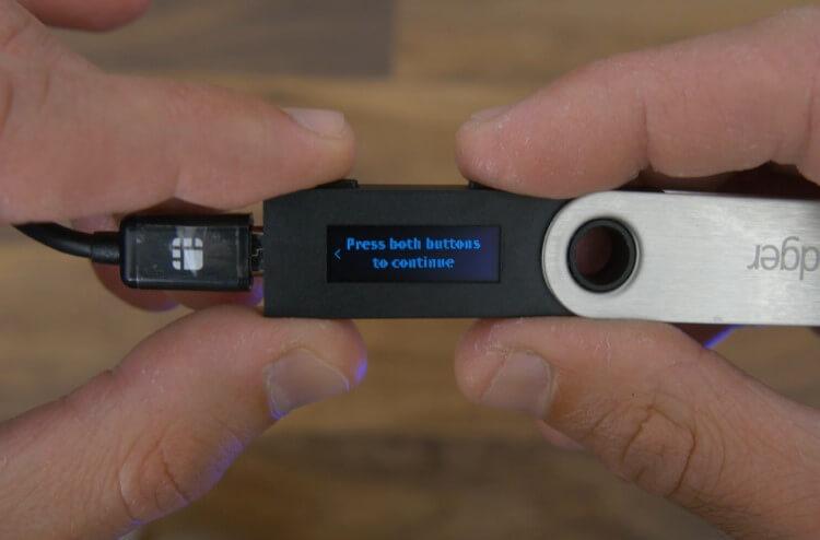 לחצו על שני הכפתורים ב- Ledger Nano S כדי להמשיך את תהליך ההגדרה
