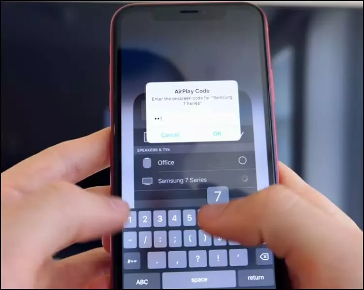הקלדת קוד ה- AirPlay שמופיע בטלוויזיה במכשיר האייפון